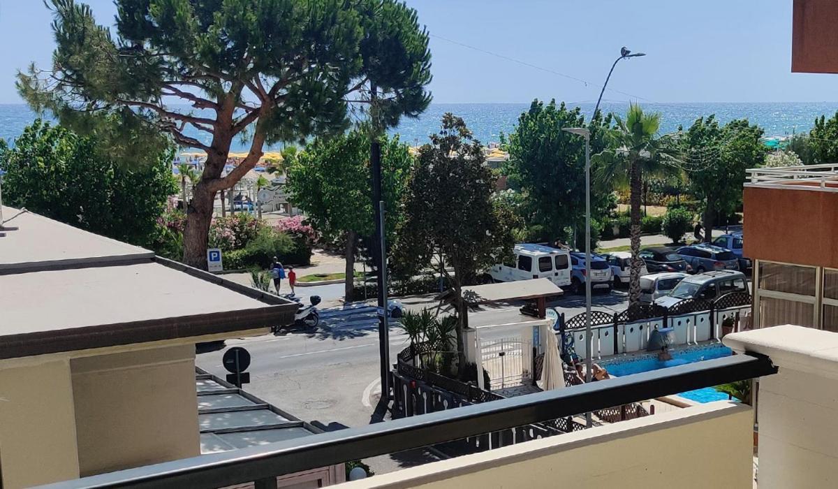 Residence Riviera Alba Adriatica Exterior photo